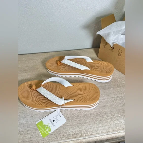 NWT KUAILU Sandal Flip Flop Thong Yoga Cushion Elegant White Tan Women Size 8 - Picture 5 of 10